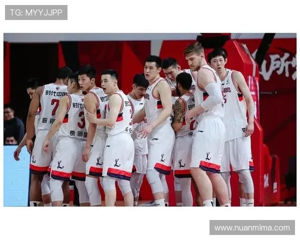 外线火力全开AJ格林三分球五投五中助力球队获胜